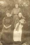 Madsen, Anna med moder Mathilde og bedstemoder med Anna's datter i favnen, Havnebyen - ca. 1915 (B239)