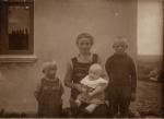 Boline Christine Hansen med børnene, Nygaard -  ca. 1915-1920 (B32)