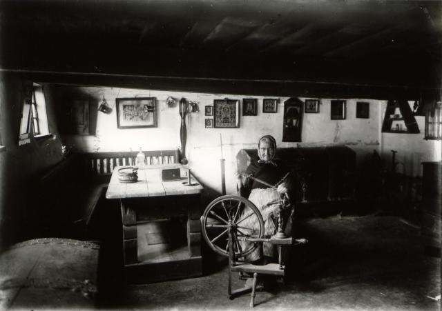 Fra en bondestue i Odsherred. Ældre kvinde ved spinderokken - ca. 1920 (B1068)