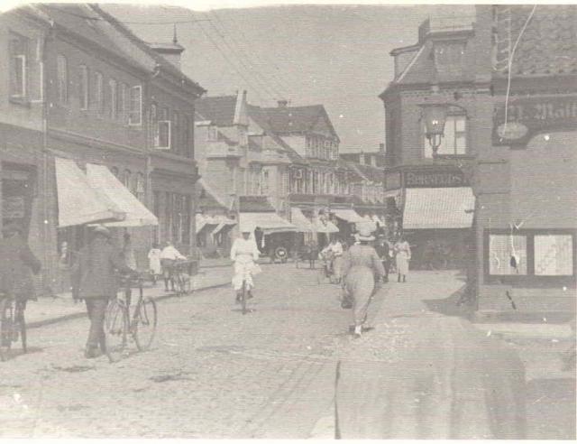 Algade. Til venstre udmundingen af Grundtvigsvej i Algade - 1920'erne (B90355)